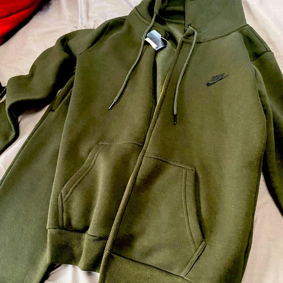 Olive Nike Tech Fleece Set. Small (BRAND NEW)